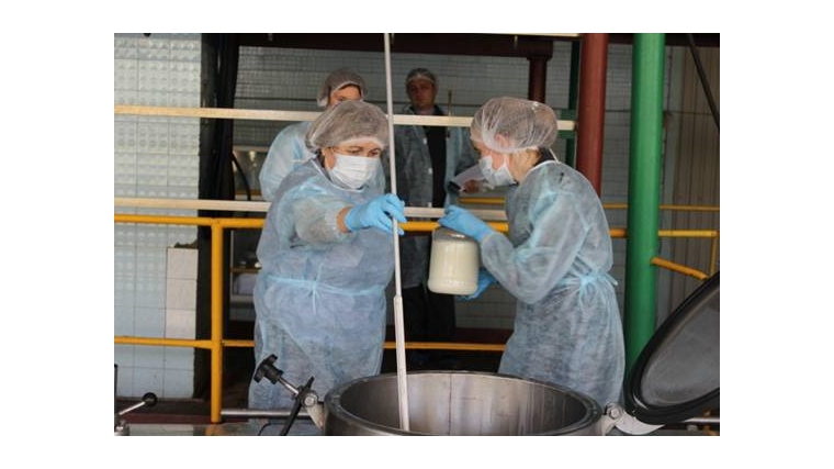 Отбор проб молочной продукции в ходе обследования предприятия, намеренного осуществлять поставки в страны-члены ЕАЭС